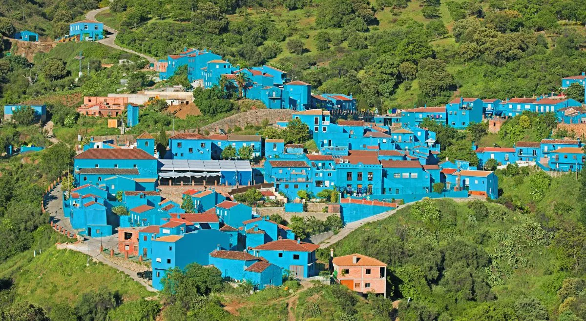 villages-where-every-house-is-painted-in-same-colour