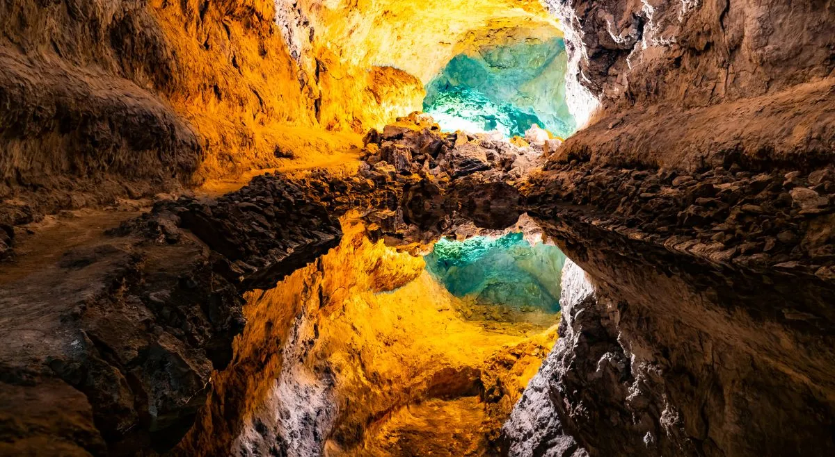 caves-filled-with-giant-crystal-formations