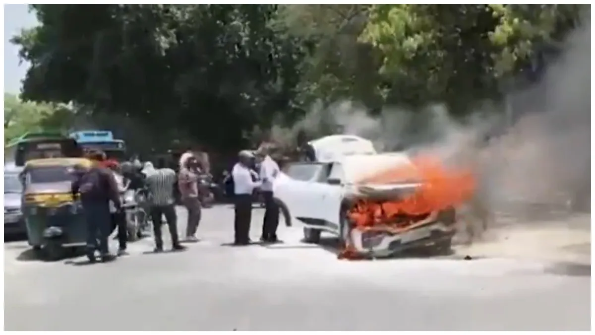 Delhi Heatwave: Moving Car Catches Fire On Mehrauli-Badarpur Road Amid ...