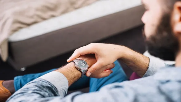 wearing-a-stopped-watch-vastu-shastra-explains-how-it-may-be-blocking-your-growth