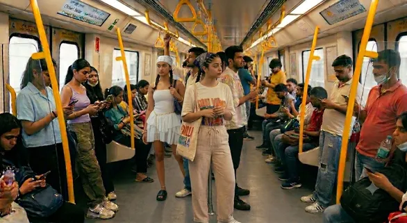 5-ways-gen-z-are-styling-bandanas-in-summer-fashion-in-delhi-metro