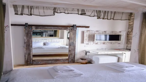 mirror-vastu-why-mirrors-facing-the-bed-are-considered-inauspicious