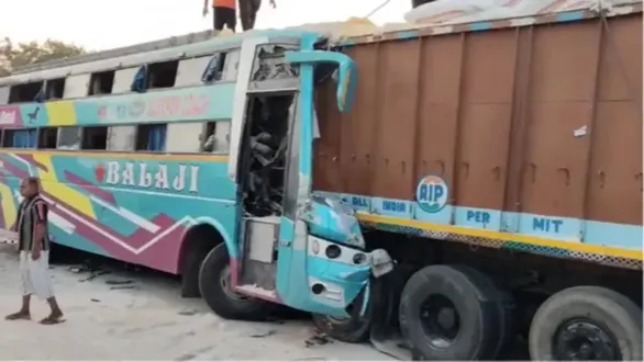 vadodara-bus-truck-collision-several-dead-injured-after-bus-collides-with-truck-near-kotambi-latest-updates