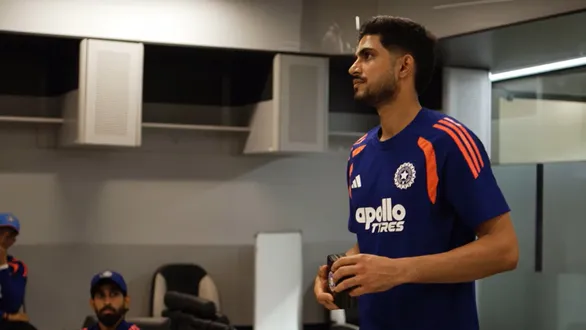 watch-not-ishan-kishan-shubman-gill-hands-over-fielder-medal-to-gurnoor-brar-for-afghanistan-odi-series