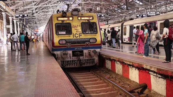 seat-dispute-turns-violent-in-mumbai-local-woman-uses-pepper-spray-three-men-injured-in-separate-brawl