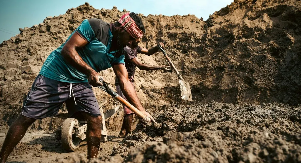 Wife's Death Due To No Ambulance Access Forces Husband To Build Road On His Own | Story Of Maharashtra's Mountain Man
