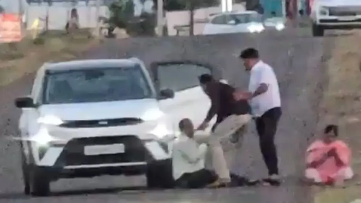 Pune: Two Sons Assault Elderly Parents With Wooden Sticks In Public Over Land Sale | VIDEO