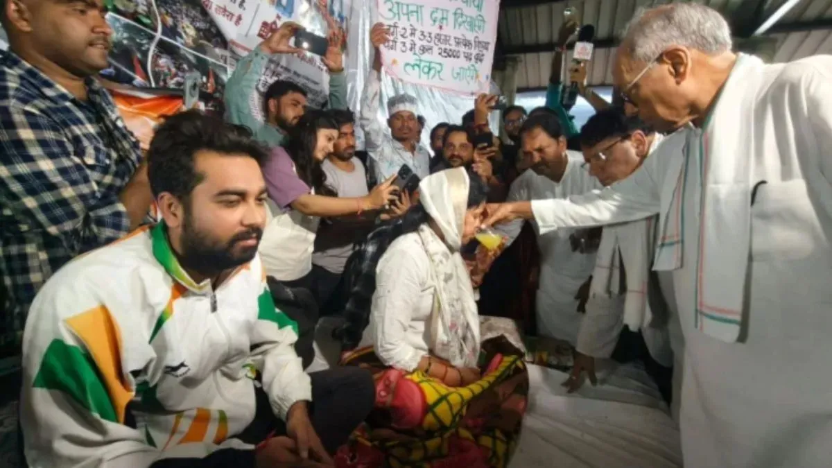 MP Teacher Candidates End 16-Day Hunger Strike After Govt Agrees To Talks; Digvijay Singh Offers Juice To Protesters