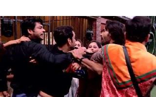 bigg-boss-13-arhaan-khan-says-he-will-throw-acid-on-sidharth-shukla-fans-complain-to-mumbai-police