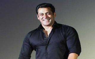 salman-makes-an-impressive-back-flip-into-pool