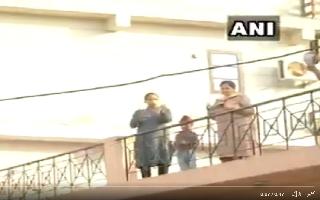 janta-curfew-people-come-out-of-terraces-and-balconies-to-clap-ring-bells-amid-coronavirus-pandemic-watch