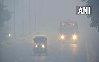 shallow-fog-engulfs-delhi-as-mercury-falls-aqi-continues-to-remain-very-poor-see-pics