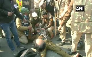 farmers-agitation-cops-injured-as-protesters-clash-with-police-during-delhi-tractor-march-see-pics