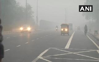 delhi-weather-updates-dense-fog-shrouds-delhi-temperature-likely-to-drop-over-weekend-aqi-in-very-poor-category
