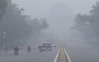shallow-fog-persists-in-delhi-with-dip-in-temperature-aqi-continues-to-be-in-moderate-zone