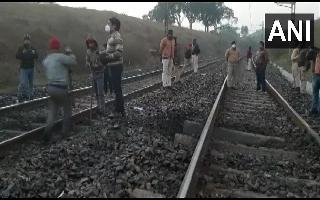 suspected-naxals-blow-up-portion-of-railway-tracks-on-howrahnew-delhi-line-in-jharkhand