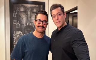 salman-khan-and-aamir-khan-celebrate-eid-together-fans-delighted-by-andaz-apna-apna-reunion-see-pic