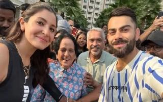 Anushka Sharma and Virat Kohli Flashes Big Smile Posing With Crowd In Bangalore Event | See Pics