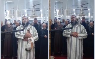 heartwarming-video-of-a-imam-reciting-a-prayer-while-a-cat-jumps-on-him-goes-viral-watch