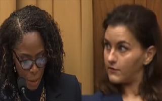 woman-lipsyncing-speakers-mistakes-perplexes-internet-netizens-connect-it-with-aliens-watch
