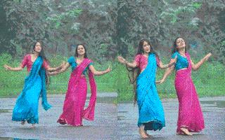 Saree-Clad Women Dance To Shah Rukh Khan And Madhuri Dixit’s Hit Song ‘Koi Ladki Hai’; Leave Netizens Drooling