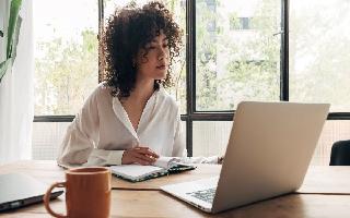 how-the-blue-screen-light-from-your-laptop-and-phone-screens-effects-your-eyes