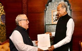 rajasthan-cm-ashok-gehlot-to-tender-resignation-today-as-bjp-inches-closer-to-wrest-power-from-congress-in-rajasthan-reportashok-gehlot-to-hand-over-resignation-letter-to-governor-today-as-bjp-eyes-win-report