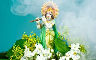 7 Powerful Lord Krishna Mantras To Achieve Success And Fame