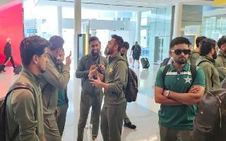 mohammad-rizwan-mohammad-wasim-load-luggage-in-truck-at-airport-as-pakistan-team-lands-in-australia-watch