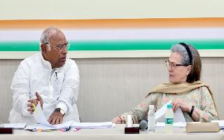 sonia-gandhi-mallikarjun-kharge-invited-for-ram-temple-inauguration-in-ayodhya-unlikely-to-attend