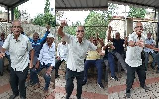 old-man-dancing-to-90s-hit-song-koi-ladki-hai-is-taking-over-internet-watch
