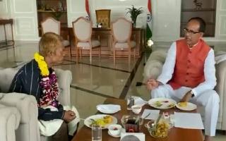 sidhi-urination-case-mp-cm-shivraj-chouhan-dines-with-victim-asks-him-to-open-up-for-further-help