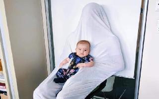 mans-idea-for-taking-passport-picture-of-toddler-wins-internet-netizens-commend-trick