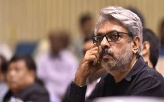 sanjay-leela-bhansali-to-choose-between-90s-hit-baiju-bawra-and-inshallah-for-remake-details