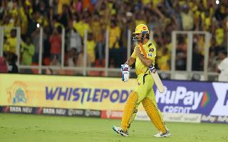 ipl-2023-ms-dhoni-ends-the-speculations-on-retirement-says-if-i-play-one-more-season-it-will-be-a-gift-video