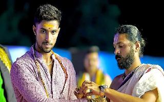 Washington Sundar, Tilak Varma Offer Prayers At Simhachalam Sri Lakshmi Narasimha Swamy Temple Ahead Of 1st T20I Against Australia | Video