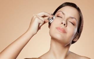 5 Surprising Benefits Of Using Ice Cubes For Skin | Glowing Skin To Reduced Wrinkles