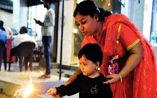 up-govt-issues-bursting-firecrackers-guidelines-for-diwali-check-timings-sound-limits-and-safety-directives-pollution-supreme-court