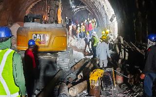 uttarkashi-tunnel-collapse-rescue-of-labourers-may-take-45-days-efforts-on-to-drill-vertically-from-hilltop-latest-updates