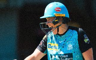 wbbl-grace-harris-smashes-72-metre-six-and-breaks-bat-at-the-same-time-video