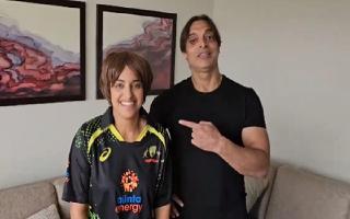 Shoaib Akhtar Meets His Comedian Doppelganger Vinita Khilnani; Fans Call It ‘Greatest Crossover Ever’ | Viral Video