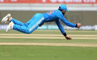 odi-world-cup-2023-ind-vs-aus-virat-kohli-takes-a-blinder-to-dismiss-mitchell-marsh-breaks-this-massive-record-video