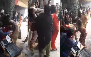 Women Dancers Allegedly Gang Up On One Dancer For Getting More Money By Men In Pakistan | Viral Video