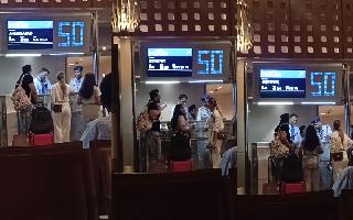 Couple Fights With Indigo Staff At Mumbai Airport After Getting Late; Netizens Ask ‘Are They South Bombay Wale?’ | Viral Video