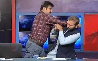 viral-video-pakistani-leaders-punch-and-slap-on-live-tv-over-debate-on-former-pm-imran-khan-netizens-call-it-comedy-show-watch