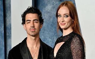 joe-jonas-wears-wedding-ring-post-divorce-rumours-with-sophie-turner-see-pics