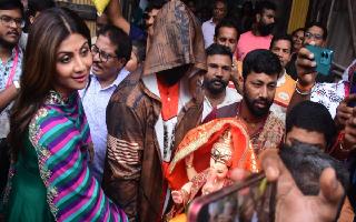 Ganesh Chaturthi 2023: Shilpa Shetty Welcomes Ganpati Bappa Home With Husband Raj Kundra In Full Desi Avatar | Watch