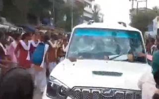 Vaishali News: Girl Students Vandalise Education Officer’s Car Over Lack Of Facilities | Watch