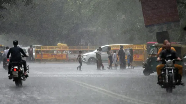 delhi-weather-forecast-moderate-rain-with-thunderstorms-likely-today-more-showers-expected-till-july-8