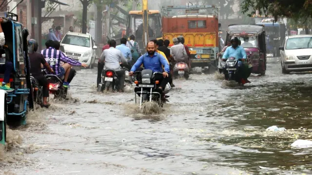 weather-update-imd-alert-heavy-rain-uttarakhand-rain-landslides-amarnath-yatra-suspended-rain-deaths-sdrf